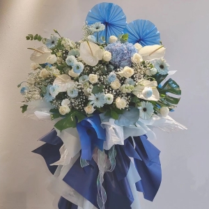 欣欣向荣锦上添花繁花系列花篮（不少于蝴蝶兰1-2支，大飞燕5支，碎冰蓝玫瑰20支，浅色桔梗20支+其他配花配草））