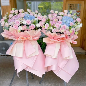 吉祥如意花满门繁花系列花篮（不少于双拼绣球各3支+玫瑰20支+配花配草））