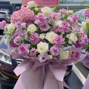 吉祥如意花满门繁花系列花篮（不少于双拼绣球各3支+玫瑰20支+配花配草））