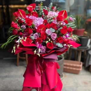 鸿运当头招财进宝繁花系列花篮（不少于11个玫瑰，红掌3-5个，向日葵1-3个，百合1-3个搭配其他配花配草）