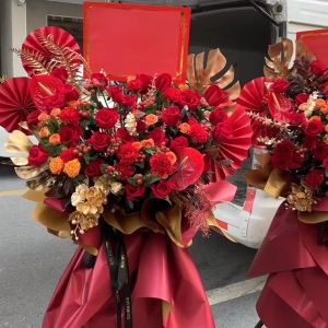 鸿运当头招财进宝繁花系列花篮（不少于11个玫瑰，红掌3-5个，向日葵1-3个，百合1-3个搭配其他配花配草）